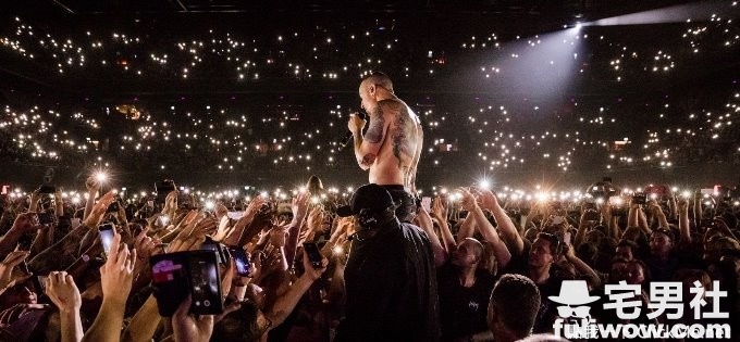 最有感情的嘶吼嗓音《联合公园10首经典名曲》送别回忆中的「查斯特」。-伊尤台