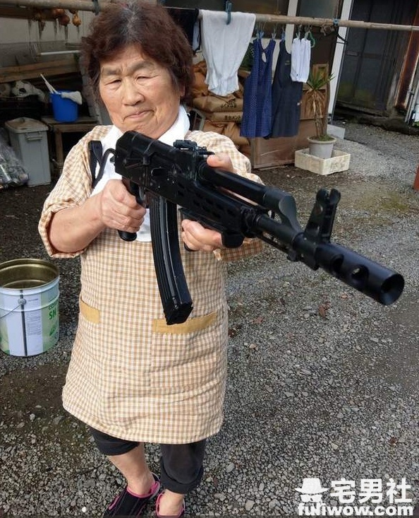 日本殿堂级奶奶「サチエ」拿武器比拿扫把还要顺手!-伊尤台