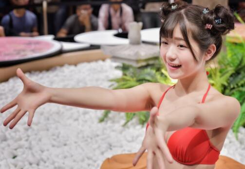 迷人小萝莉有栖露露(有栖るる),是男人都想放在家里好好爱护-伊尤台