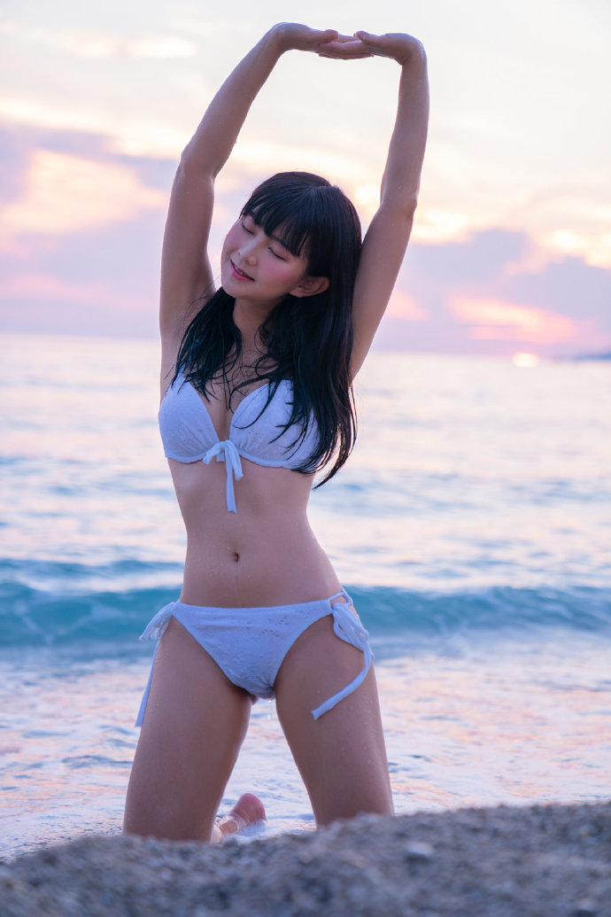 妹子图@澪mio兔兔纸 在爱琴海日落下的清凉-伊尤台
