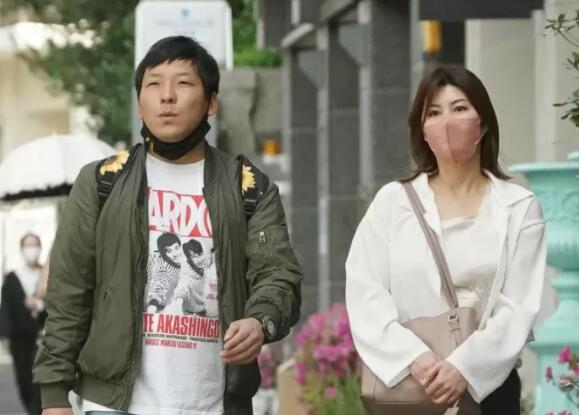 美乃雀(美乃すずめ)被抓到了,在丑男艺人过夜-伊尤台